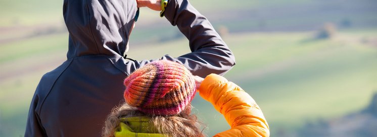Berufliche Integration: Berufsorientierung, ausbildungsfit, Jugendcoaching 1. Ein Mann und eine Frau betrachten einen Hügel.