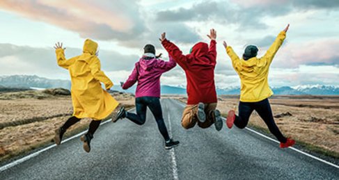 Volle Erziehung Menschen springen von der Straße in die Luft