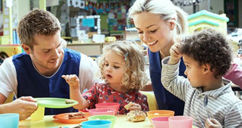 Mobile Angebote Familie beim Essen