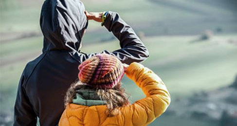 Berufliche Integration Zwei Personen sehen in die Ferne