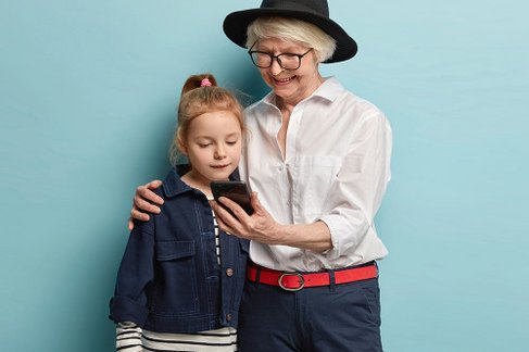 Mobiles Familiencoaching Mutter und Tochter cool gestylt vor einem hellblauen Hintergrund