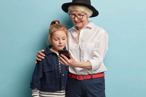 Mutter und Tochter cool gestylt vor einem hellblauen Hintergrund